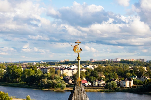 Widok z góry na rzekę Kotorosl w Jarosławiu latem w Rosji