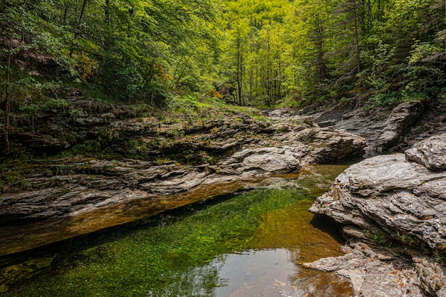 Widok z góry na rzekę Malzac na GR 70, Robert Louis Stevenson Trail, Cassagnas, Cevennes, Francja