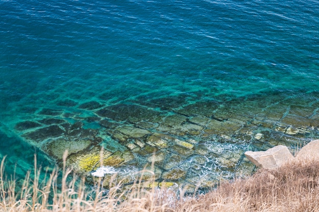 Zdjęcie widok z góry na skaliste wybrzeże i turkusową wodę morską