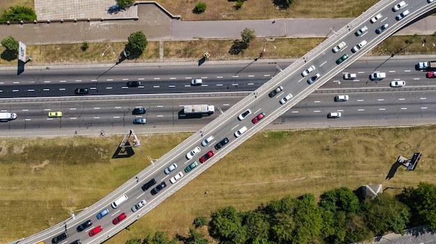 Widok Z Góry Na Skrzyżowanie Dróg Z Góry, Ruch Samochodowy I Korek Wielu Samochodów, Koncepcja Transportu