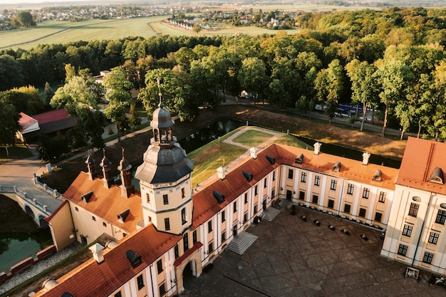 Widok z góry na średniowieczny zamek w Nieświeżu, obwód miński, Belarus.Nesvizh Castle