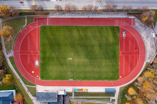 Widok z góry na stadion w pobliżu szkoły średniej Dobele na Łotwie