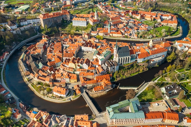 Widok z góry na stare miasto cesky krumlov i rzeka wełtawa republika czeska
