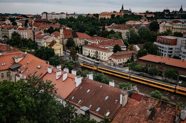 Widok z góry na Stare Miasto lub Stare Mesto w Pradze. Pocztówka z Pragi, atrakcja turystyczna. Widok na dachy Pragi i Zamek Praski z Zamku Wyszehradzkiego,