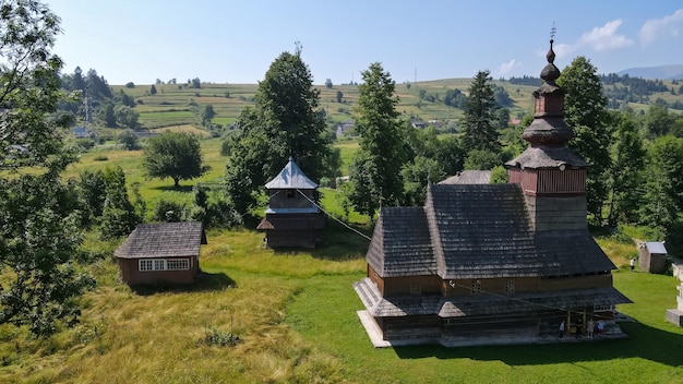 Widok z góry na stary drewniany kościół w wiosce w górach