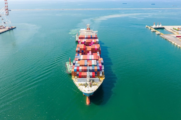 Widok z góry na statek towarowy przewożący kontener do importu i eksportu towarów do klienta