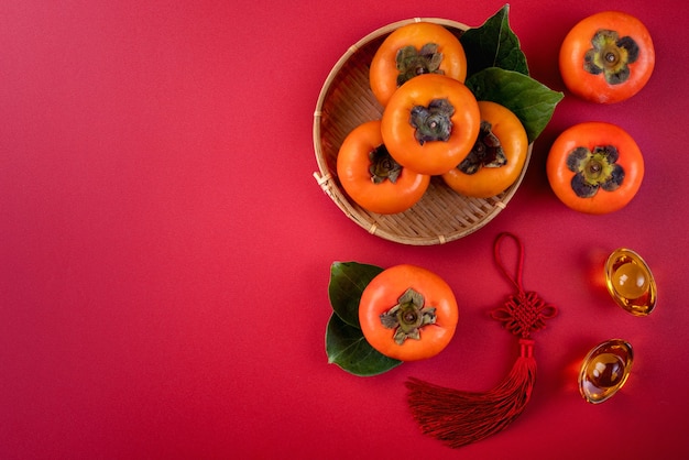 Widok Z Góry Na świeże Słodkie Kaki Persimmons Z Liśćmi. Chiński Nowy Rok Księżycowy.