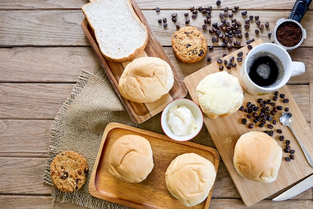 Zdjęcie widok z góry na świeżo piekarnię z gorącą świeżą kawą espresso na śniadanie.