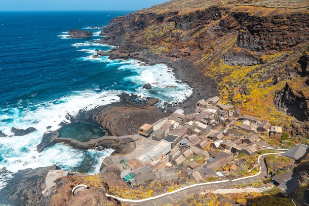 Widok z góry na wioskę rybacką Pozo de las Calcosas na wyspie El Hierro, gmina Valverde na Wyspach Kanaryjskich