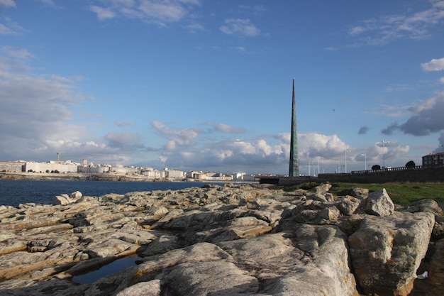 Widok z góry na wybrzeże A Coruna z portem zewnętrznym w tle