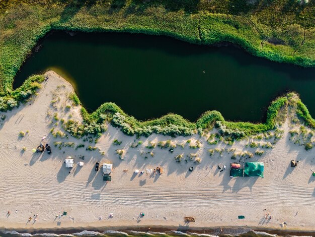 Widok z góry na wybrzeże plaży z jeziorem w słoneczny letni dzień