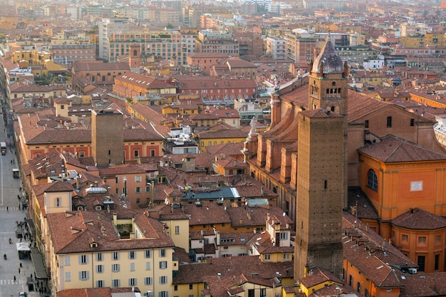 Widok z góry na zabytkowe centrum Bolonii we Włoszech
