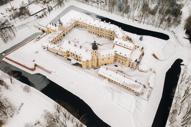 Widok z góry na zamek w nieświeżu zimą na białorusi zamki białorusi