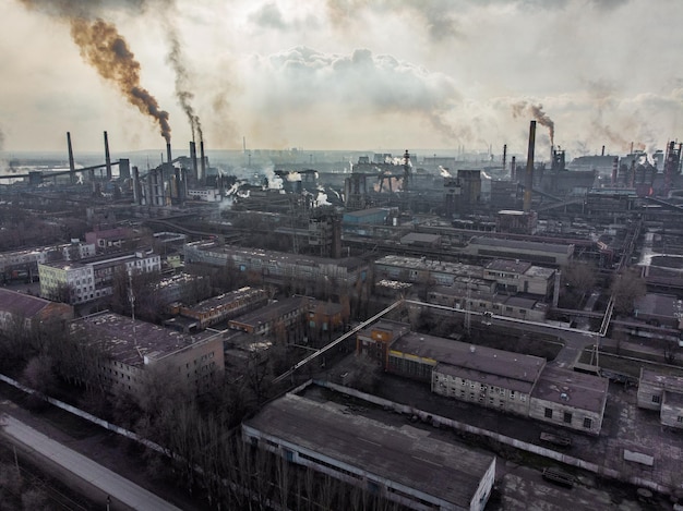 Widok z góry na zanieczyszczenie powietrza przez fabrykę
