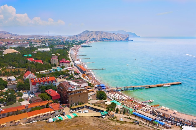 Widok z góry na zatokę z plażą w mieście Sudak na Krymie