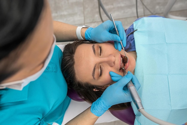 Widok z góry na zęby pacjentki, której zęby patrzą na dentystę