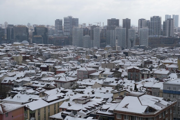 Widok z góry opadów śniegu na budynkach w Stambule