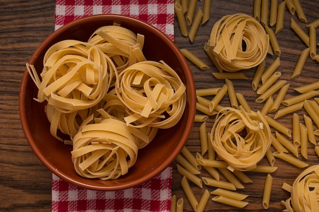 Widok z góry organiczne tagliatelle w misce