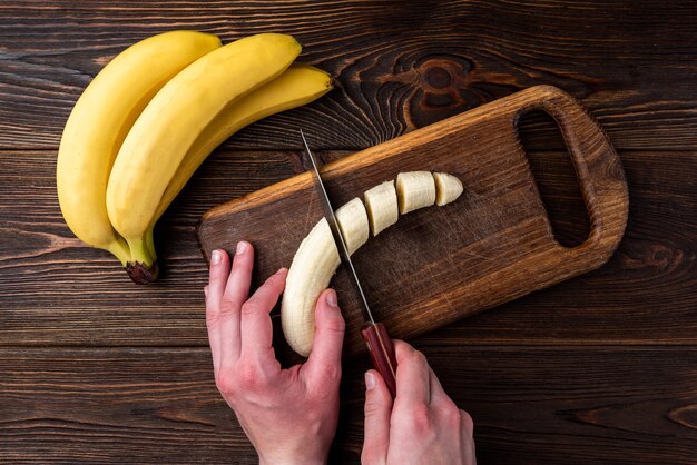 Zdjęcie widok z góry organiczny banan na desce