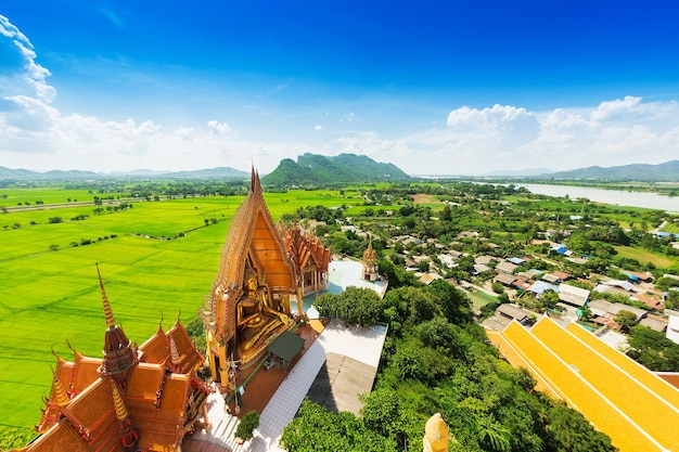 Widok z góry pagoda, złoty posąg Buddy z pola ryżowe i góry, Wat Tham Sua (