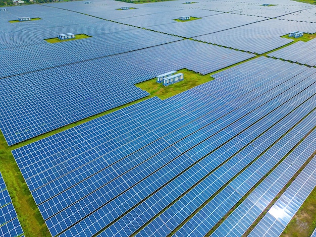 Widok z góry paneli słonecznych na farmie Alternatywne źródło energii elektrycznej Panele słoneczne pochłaniają światło słoneczne jako źródło energii do wytwarzania energii elektrycznej, tworząc zrównoważoną energię