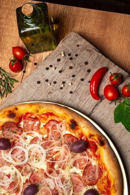 Zdjęcie widok z góry pizzy pepperoni