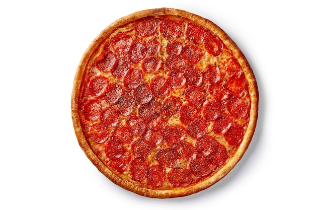 Widok z góry pizzy z cienkimi plasterkami pepperoni na białym tle