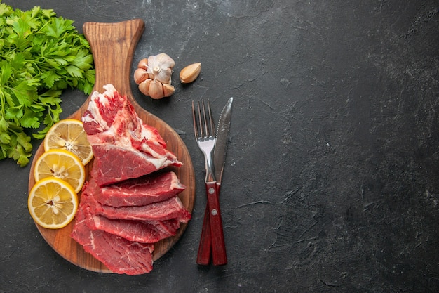 widok z góry pokrojone świeże mięso z zieleniną i plasterkami cytryny. jedzenie obiad posiłek gotowanie mięsa