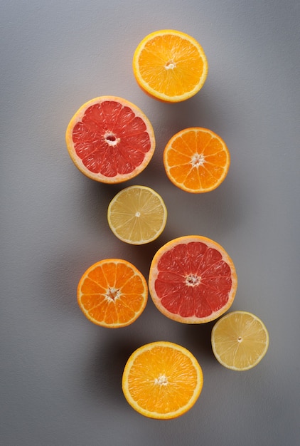 Widok z góry pomarańczy cytryny mandarynki grejpfruta na szarej powierzchni