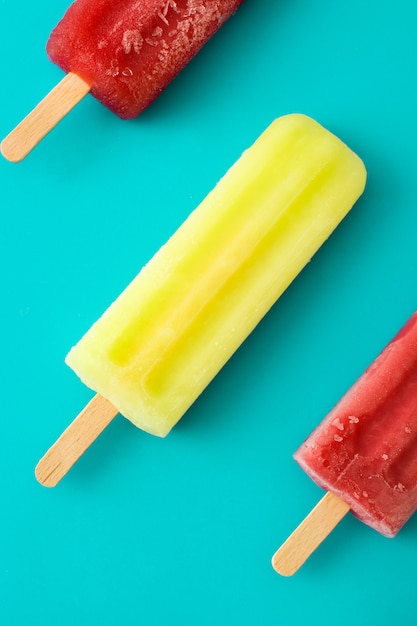 Widok z góry popsicles truskawki i cytryny