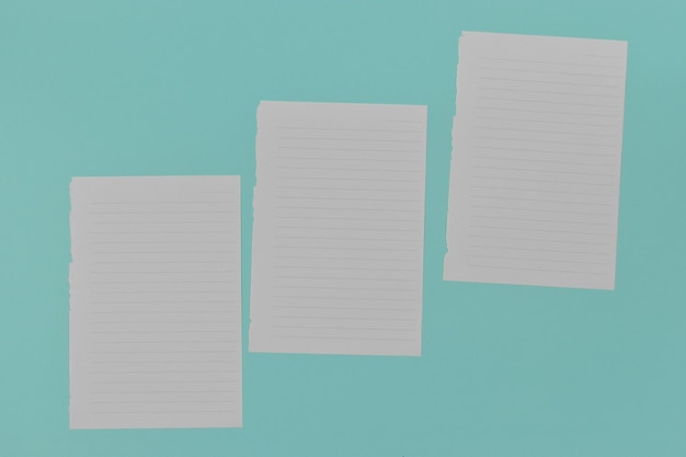 Widok z góry pustego papieru na niebieskim tle z miejscem na kopię