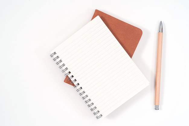 Widok z góry pusty pamiętnik z pomarańczowej skóry i ołówek na białym biurku
