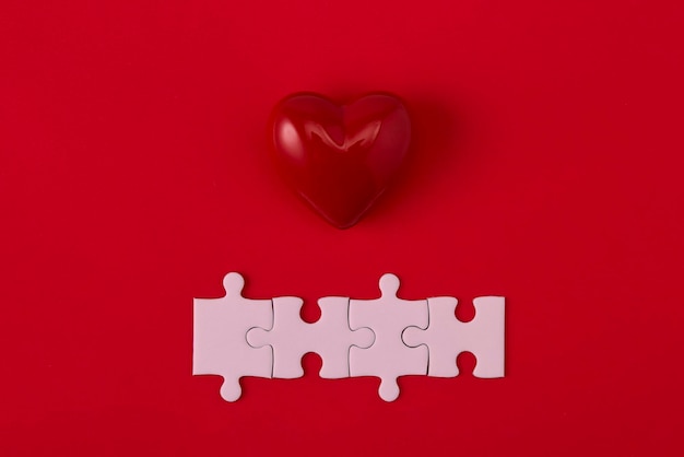 Zdjęcie widok z góry puzzle w kształcie serca i układanki