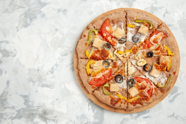 widok z góry pyszna pizza z serowymi pomidorami i oliwkami na białym tle fast-food dostawa posiłek ciasto ciasto piec