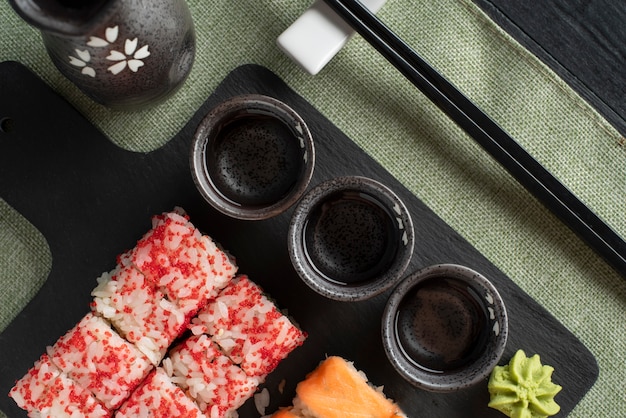 Zdjęcie widok z góry pyszne sushi i napoje?