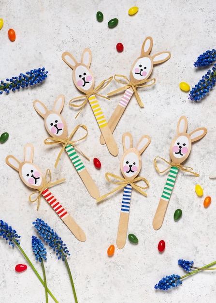 Zdjęcie widok z góry ręcznie robionych ślicznych kolorowych królików wykonanych z drewnianych łyżek mały prezent lub wystrój na wielkanoc