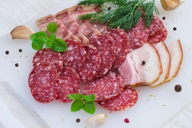 Widok z góry salami, boczkiem i zieleniną