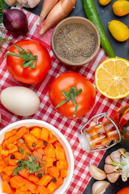 widok z góry sałatka z marchwi ze świeżymi warzywami i zielenią na ciemnym tle obiad jedzenie zdrowie ciasto posiłek dieta przekąska sałatka kolor