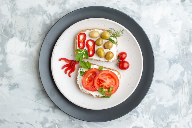 Widok z góry smaczne kanapki z pomidorami i oliwkami białe tło chleb jedzenie obiad poziomy posiłek tost burger kanapka