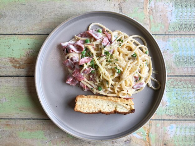 Widok Z Góry Spaghetti Carbonara Z Wędzoną Wołowiną