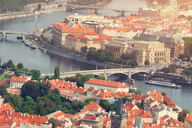 Widok z góry starego pięknego miasta z rzeką i mostami Toned