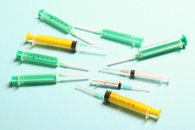 Widok z góry strzykawek medycznych z igłami na niebieskim tle z miejsca kopiowania Koncepcja leczenia iniekcji