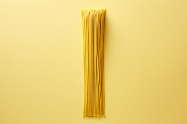 Widok z góry suchego spaghetti na żółtym tle