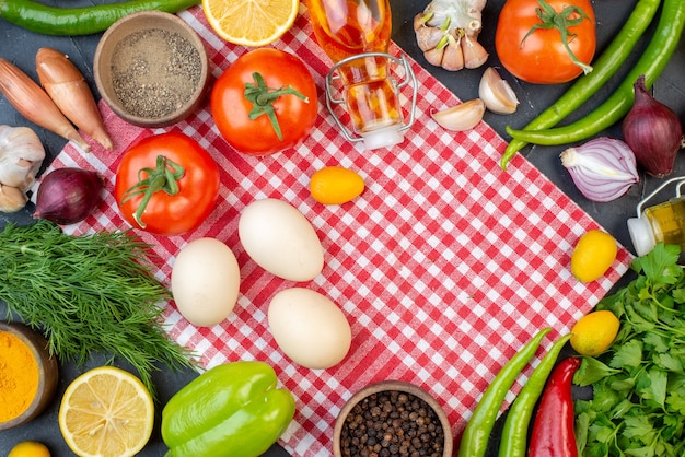 widok z góry świeże warzywa z zieleniną i jajkami na ciemnym tle zdjęcie dieta jedzenie sałatka posiłek przekąska obiad kolor zdrowie