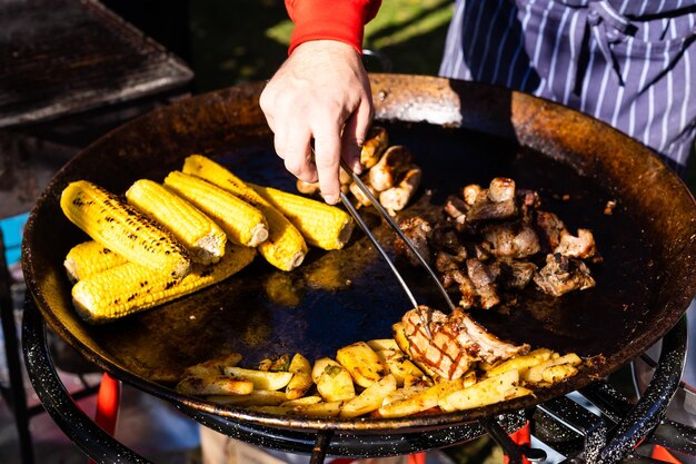 Widok z góry świeżego mięsa i warzyw na grillu. Koncepcja grilla, grilla i jedzenia