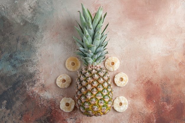 widok z góry świeży owoc ananasa układanie suchych krążków ananasa na stole miejsce kopiowania