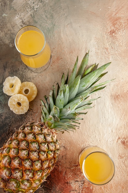 widok z góry świeży sok ananasowy w szklankach na beżowym tle