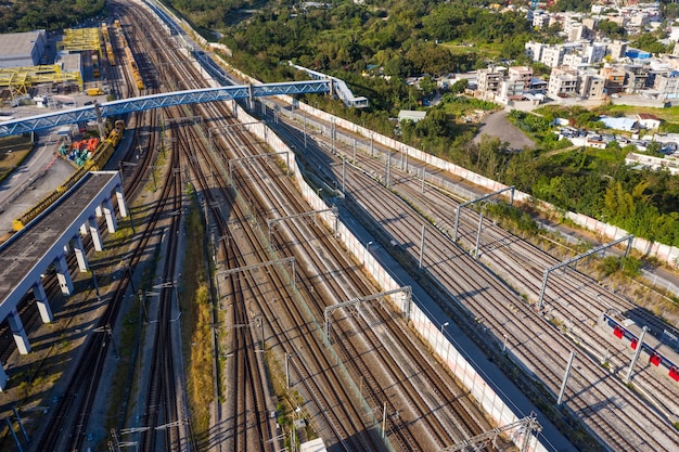 Widok z góry torów kolejowych z góry