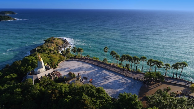 Zdjęcie widok z góry tropical island, widok z lotu ptaka promthep cape phuket, tajlandia.