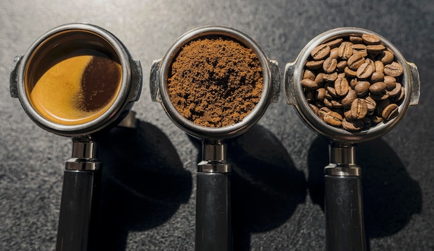 Zdjęcie widok z góry trzech filiżanek ekspresu do kawy